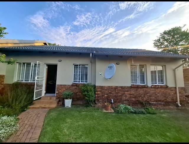 3 BEDROOM TOWNHOUSE FOR SALE IN ERASMUSKLOOF